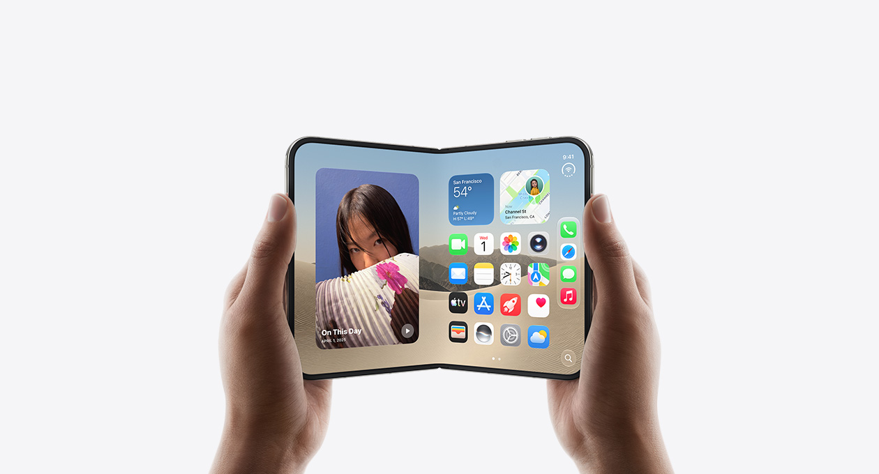 Duas mãos seguram o iPhone Duo na horizontal, mostrando a parte externa na cor branco-estrela, a Tela de Início do iOS, fotos à esquerda e apps à direita