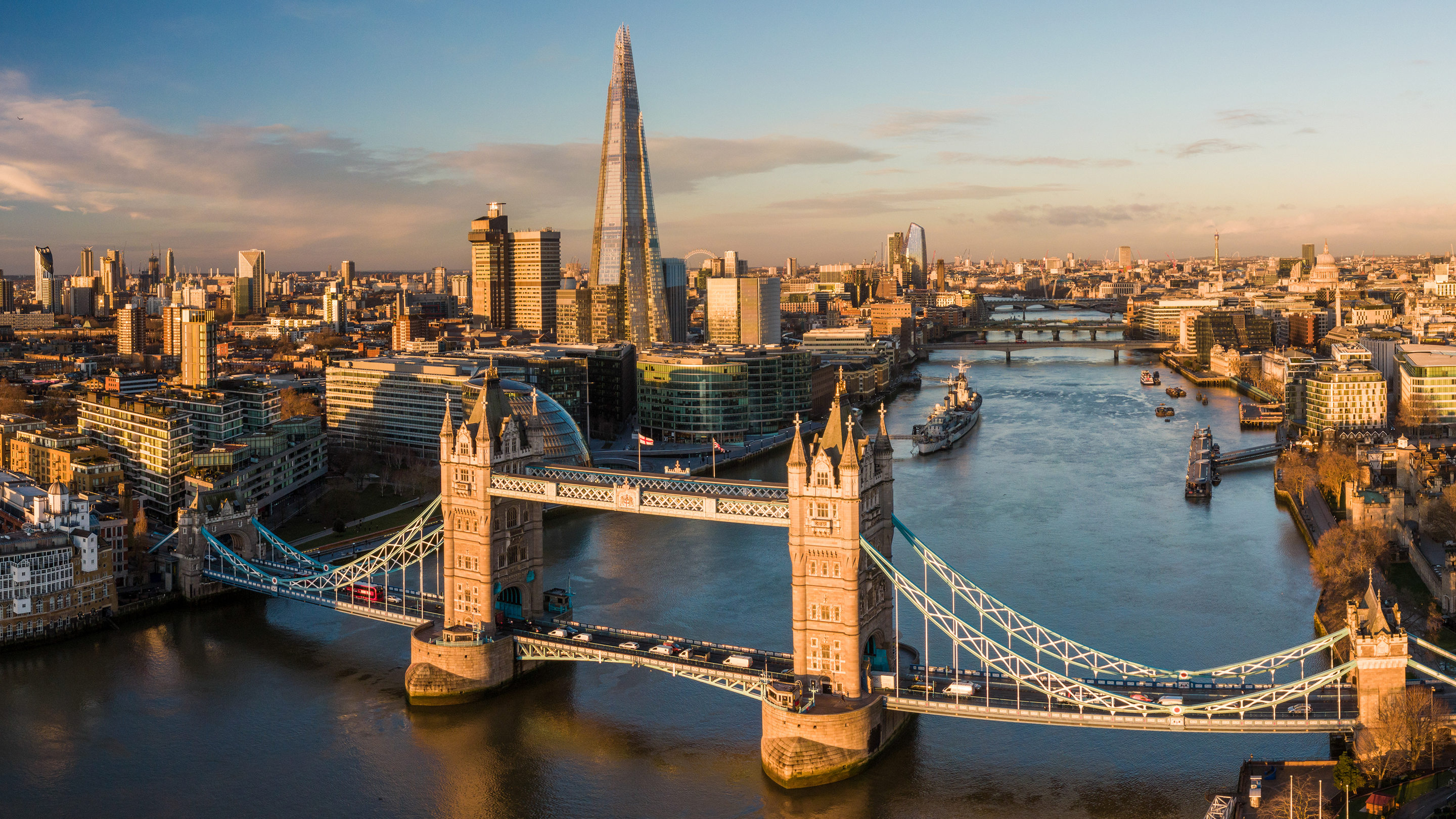 Luftaufnahme von London und der Themse, mit der Tower Bridge im Vordergrund.