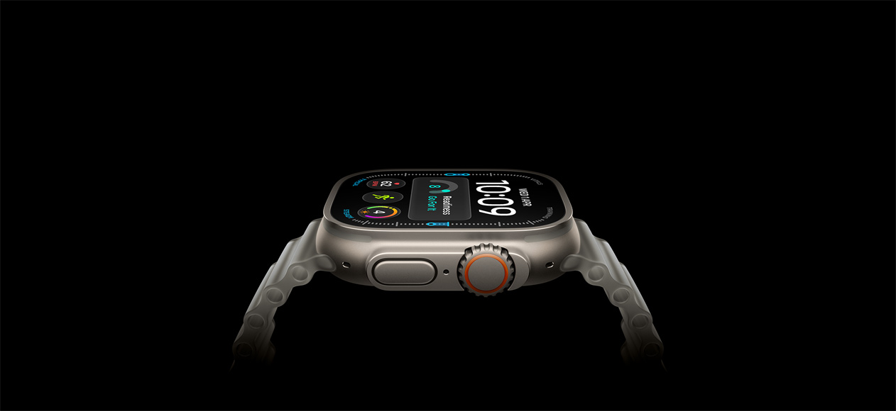 Apple Watch Ultra 4, pouzdro z přírodního titanu, na pravém boku korunka Digital Crown, vyvýšené boční tlačítko, digitální ciferník, průsvitně šedý Oceánský řemínek
