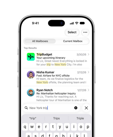 iPhone 18 Pro, stříbrný, pohled zepředu, na obrazovce je výběr e-mailů vybraných podle vyhledávání Výlet do New Yorku