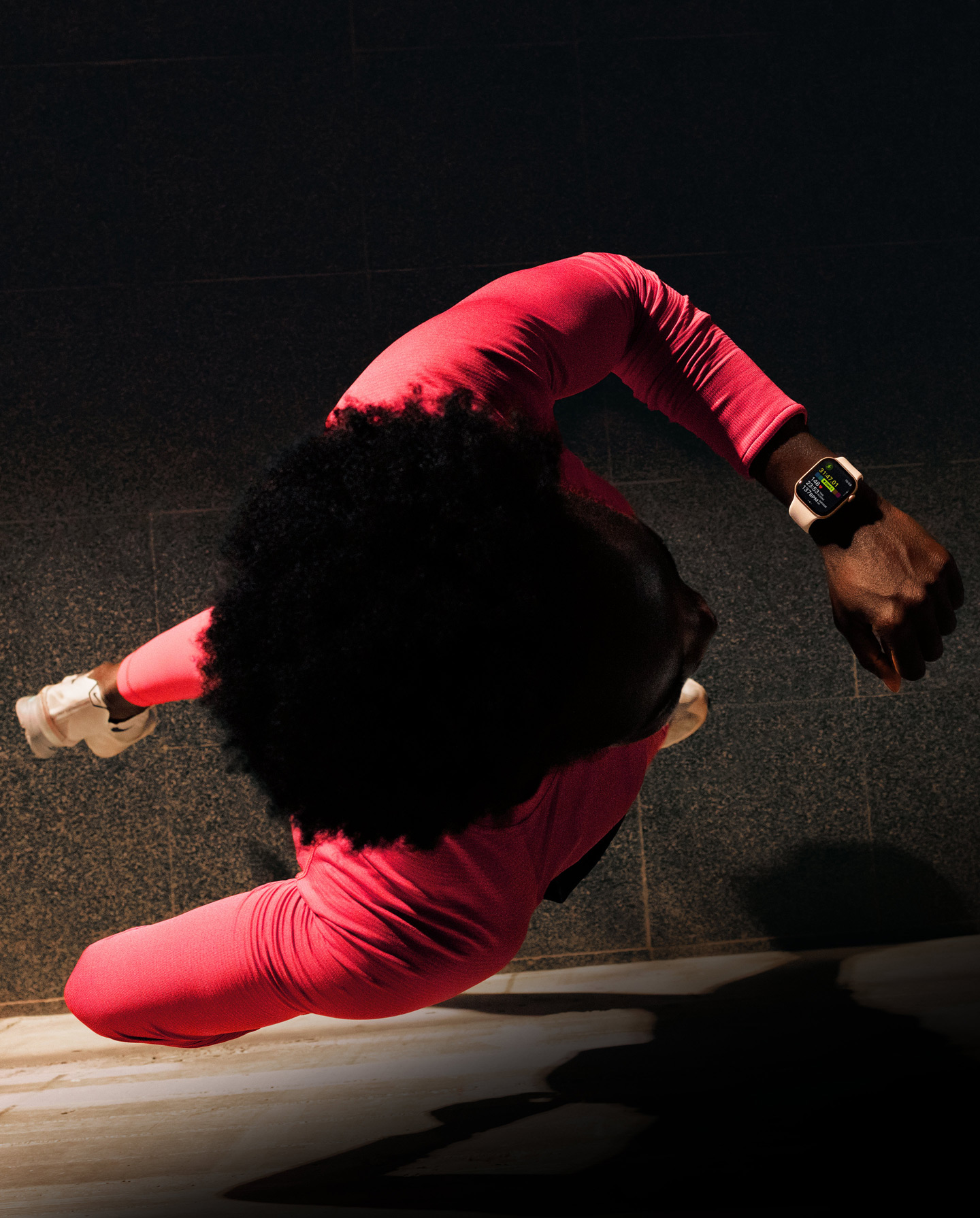 Une personne en train de courir suit son effort sur l’app Exercice d’une Apple Watch Series 11