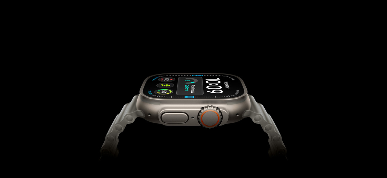 Apple Watch Ultra 4, titaanikuori, värinä luonnonvaalea, näkymä oikeasta sivusta, Digital Crown, korotettu sivupainike, digitaalinen kellotaulu, läpikuultava harmaa Ocean-ranneke