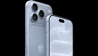 iPhone 18 Pro en negro, parte delantera, la pantalla muestra a dos personas con la prestación de seguimiento de rostros, demostración de la prestación Encuadre Centrado de la cámara frontal