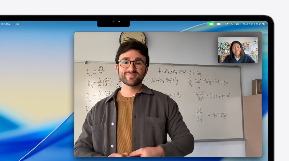 Animation d’un appel vidéo sur MacBook Air montrant deux personnes qui discutent et restent au centre du cadre même quand elles se déplacent, grâce à la fonctionnalité Cadre centré