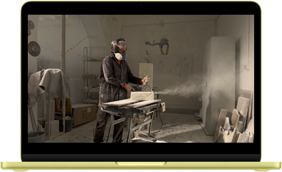 MacBook Neo, couleur jaune agrume, scène de la série Pluribus à l’écran