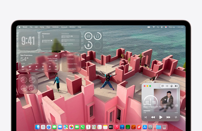 Ein MacBook Neo zeigt einen angepassten Schreibtischhintergrund mit einer Dachterrasse am Meer und verschiedenen Widgets wie Musik, Kalender, Wetter und Erinnerungen
