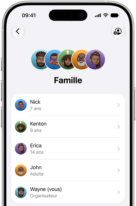 iPhone affichant l’interface Famille avec plusieurs comptes de membres de la famille, de jeunes à des adultes