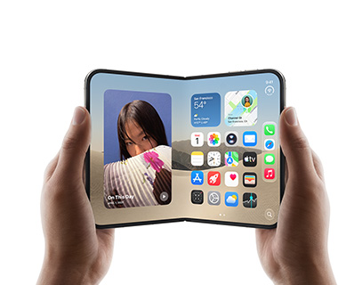雙手拿著打開的 iPhone Duo，左邊螢幕顯示一張女士的相片，右邊螢幕顯示主畫面上有多個 app 圖像，包括訊息 app、相片 app、相機 app 和 App Store