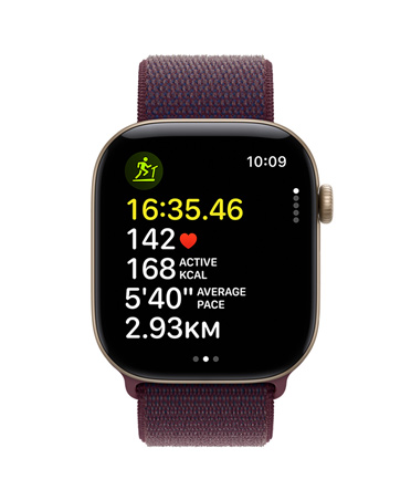Apple Watch Series 12 világos aranyszínű alumíniumtokkal és bordó szíjjal, kijelzőjén edzési mérőszámok, köztük az idő, a pulzusszám, az elégetett kalóriák és a megtett távolság