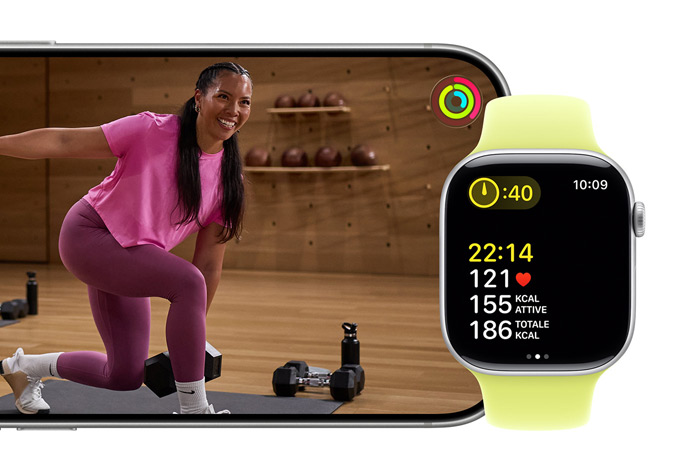 Un Apple Watch Series 11 che mostra i dati di un allenamento accanto a un iPhone che riproduce il video di un training su Fitness+