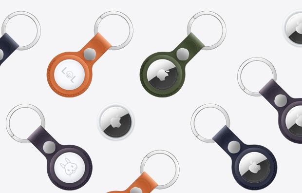 AirTagとAirTagファインウーブンキーリング：厳選されたカラーから選べるキーリングアクセサリがAirTagの外周を覆い、AirTagの前面にはAppleのロゴ、背面にはオリジナルの刻印が見えている