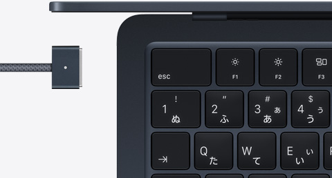 ミッドナイトのMacBook Airとボディに合わせたカラーのMagSafeケーブル