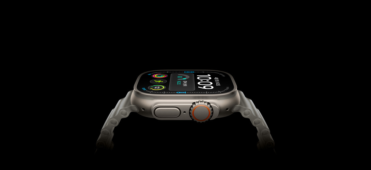 Apple Watch Ultra 4, 티타늄 케이스, 내추럴 색상, 오른쪽 외관, Digital Crown, 돌출된 측면 버튼, 디지털 시계 페이스, 트랜스루센트 그레이 오션 밴드
