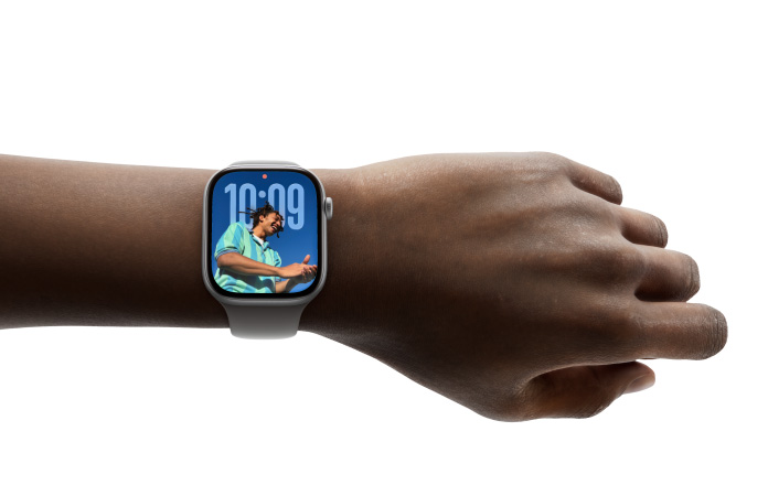 „Apple Watch Series 11“ su laikrodžio ciferblatu „Photos“ dėvintis asmuo