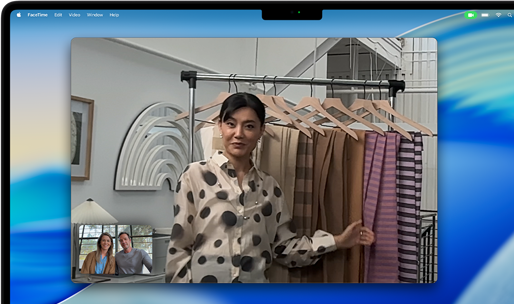 MacBook Pro videozvana laikā kāda sieviete rāda audumus citiem zvana dalībniekiem un staigā apkārt, bet ar Center Stage viņa vienmēr atrodas kadra centrā