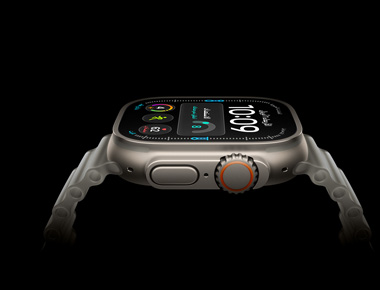 ساعة Apple Watch Ultra 4، صورة جانبية، إطار من التيتانيوم، لون فضي، الشاشة تعرض الوقت الرقمي، قياسات الصحة واللياقة، التاج الرقمي بلون برتقالي، الزر الجانبي