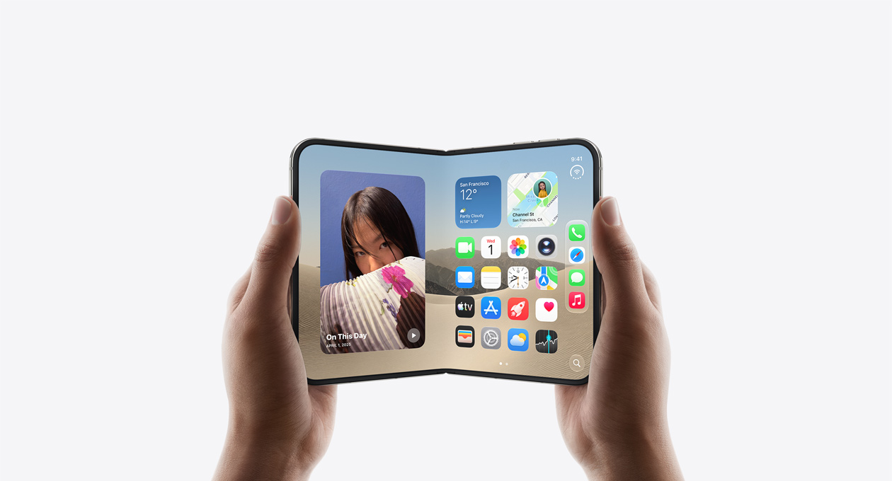 جهاز iPhone Duo، يدان تحملان الجهاز في الوضع الأفقي وهو مفتوح، الجهة الخارجية للشاشة الداخلية، لون أبيض النجوم، واجهة الشاشة الرئيسية لنظام iOS، الصور في الجهة اليسرى، تطبيقات في الجهة اليمنى