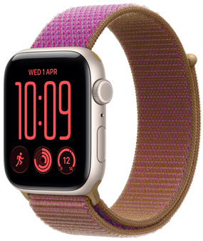 Widoczny prawy bok urządzenia Apple Watch SE 3 z kopertą z aluminium w kolorze księżycowej poświaty, pokrętło Digital Crown, mikrofon, przycisk boczny, opaska sportowa w kolorze spranego dżinsu (jasnym szaroniebieskim), zapięcie na rzep