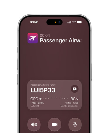 iPhone 18 Pro, Gümüş rengi, ekranda Apple Intelligence ve Siri AI destekli Arama Bağlamı özelliği gösteriliyor. Ön ekranda bir telefon görüşmesi sırasında hava yolu onayı bilgileri gösteriliyor.