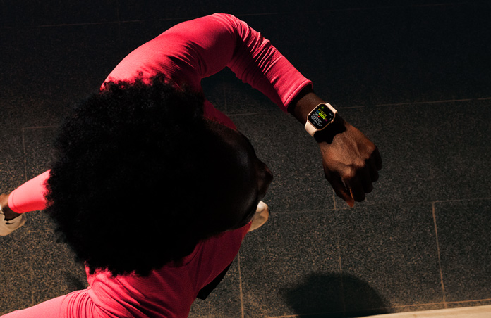 Koşusunu Apple Watch ile takip eden bir adamın fotoğrafı