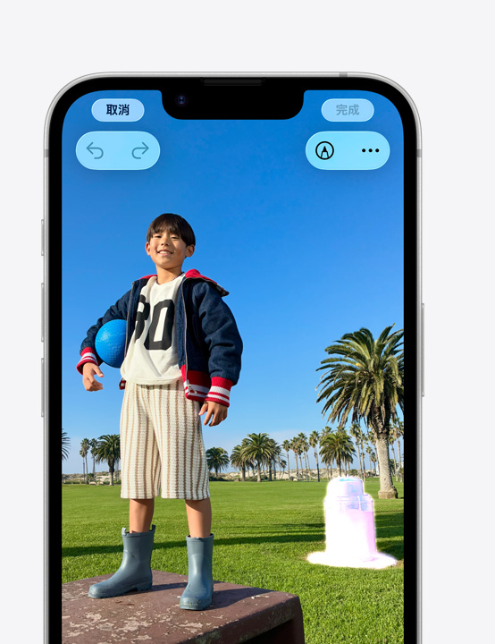 iPhone 螢幕顯示一個人在公園平台上面露微笑的照片，展示如何使用清除工具移除背景中的垃圾桶