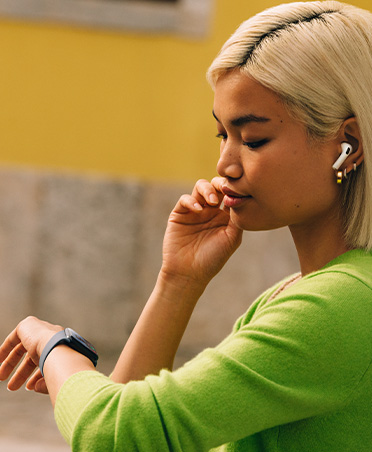 一名女子看著 Apple Watch