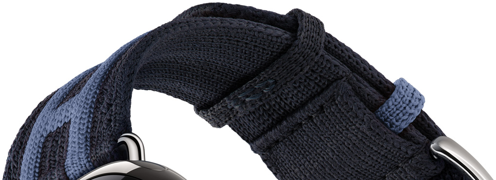Apple Watch Hermès Series 12 Rocabar Club band detail, Bleu Nuit/Bleu Brighton color, dark blue knit material with light blue raised striped design that incorporates the Hermès H