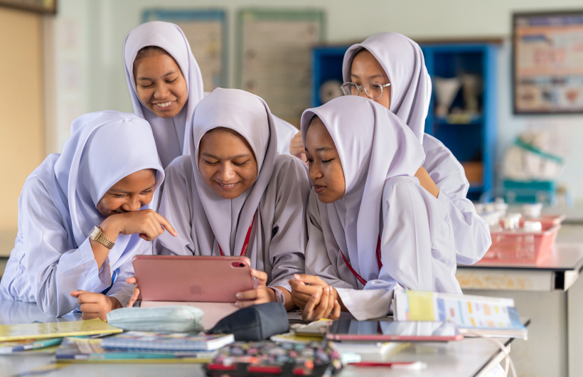 Students at Sekolah Seri Puteri collaborate on a video in iMovie to demonstrate their understanding of thermodynamics.