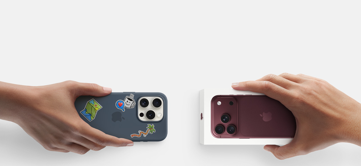 Côte à côte, main tenant un iPhone 13 avec un étui en silicone dont la face arrière est ornée d’autocollants, une main tenant une nouvelle boîte d’iPhone 17 Pro effectue l’échange