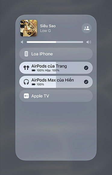 Hình ảnh một bài hát trên Apple Music đang phát trên hai bộ AirPods khác nhau.